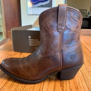Ariat NEW IN BOX women’s size 8.5 Darlin leather western bootie